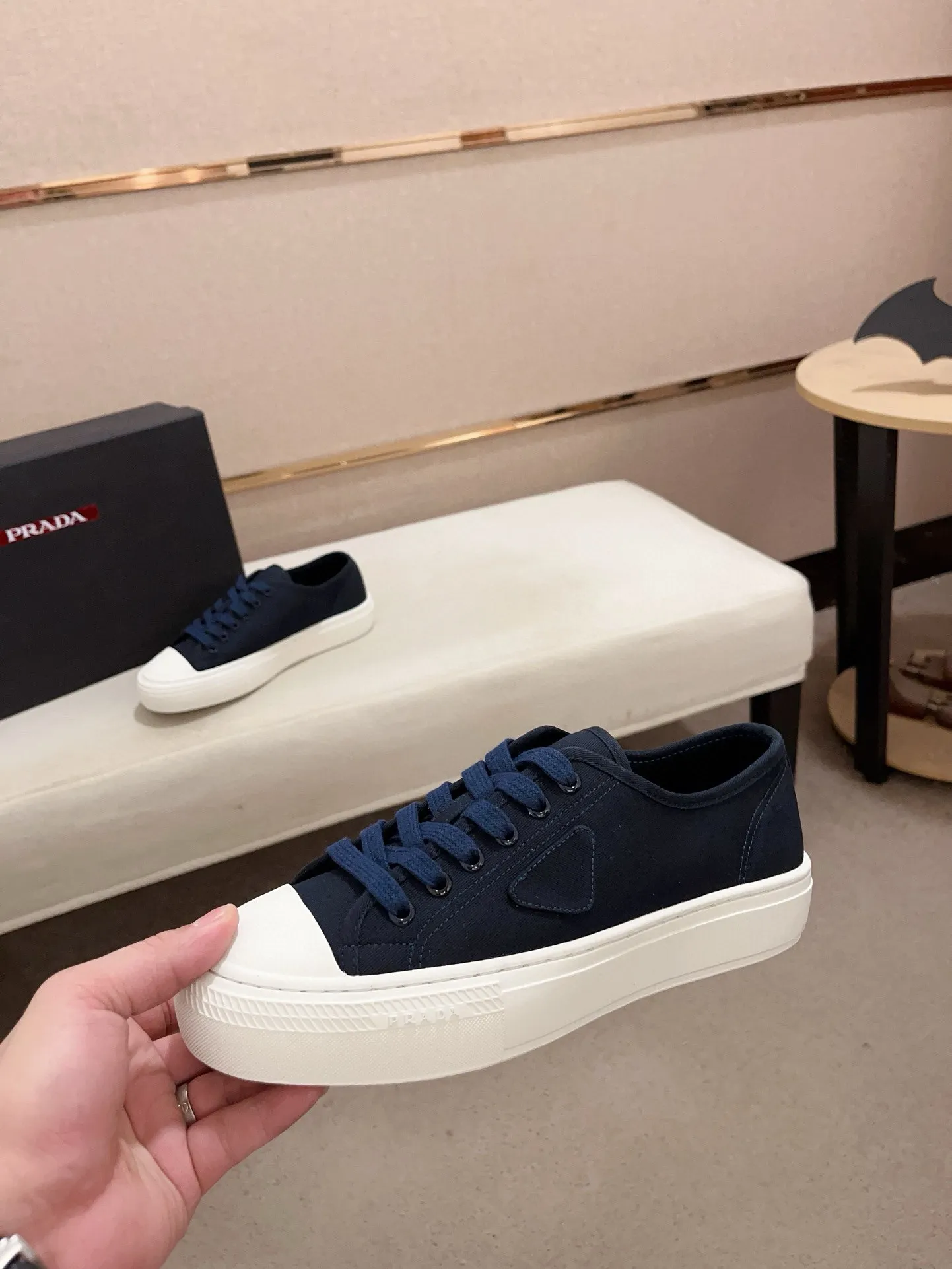 Men's shoes 💰 580💰 ✔️✔️✔️High-quality new PRADA counters are launched at the same time. The new men's shoes and 😘fabrics are selected from first-layer cowhide and are made by pure handicrafts. Lining: Full cowhide lining. 👍🏿 High-end ☄️ air-cushion molded anti-slip rubber outsole, exquisite lines, simple and elegant, comfortable and high-end for leisure travel. Code number: 38 to 44 (45 can be customized)